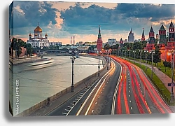 Постер Россия, Москва. Огни фар машин у стен Кремля