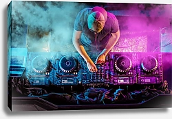 Постер Ди-джей играет на проигрывателе компакт-дисков в ночном клубе 