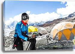 Постер Девушка в лагере на Эвересте