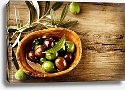 Постер Чаша с зелеными и черными оливками