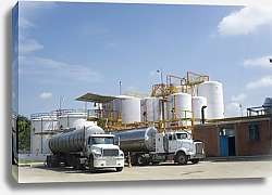 Постер Нефтехранилище и два грузовика