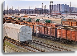 Постер Железнодорожные грузовые вагоны на станции