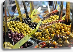 Постер Маринованные оливки на уличном рынке крупным планом 