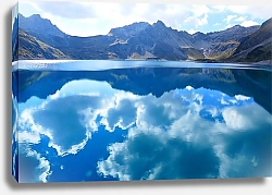 Постер Зеркальное отражение облаков в озере