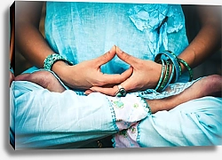 Постер Руки и ноги женщины в медитативной позе