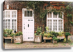 Постер Дом с белой дверью и цветником