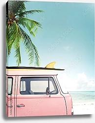 Постер Ретро-автомобиль с доской для серфинга на пляже