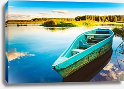 Постер  Старая деревянная рыбацкая лодка на реке