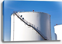 Постер Белый резервуар для хранения нефтепродуктов