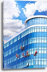 Постер Работники моют фасад высотного здания