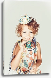 Постер Забавная маленькая девочка в маленькой шляпке и мишуре