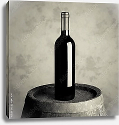 Постер Бутылка красного вина на бочке, чёрно-белое фото