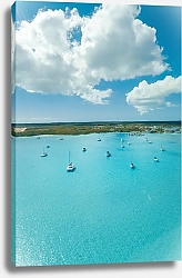 Постер Яхты на голубой воде под облаками