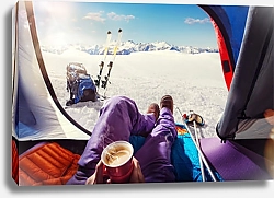 Постер Лыжник в палатке на снежной горе