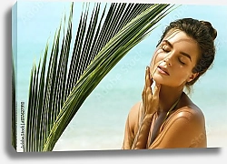 Постер Загорелая девушка с пальмовым листом на пляже