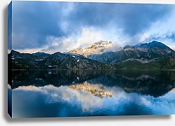 Постер Озеро с отражениями гор и неба