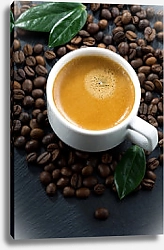 Постер Чашка свежего эспрессо на кофейных зернах