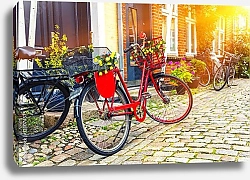 Постер Красный велосипед на мощеной улице в старом городе