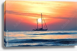 Постер Яхта в открытом море напротив заходящего солнца