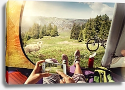 Постер Велосипедист в палатке с мобильным телефоном