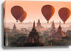Постер Воздушные шары над равниной Баган в туманное утро, Мьянма
