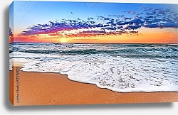 Постер Красочная сцена с закатом над тропическим пляжем