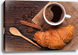 Постер Кофе с круассаном и деревянной ложечкой
