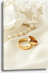 Постер Обручальные кольца на белом кружеве с жемчужным ожерельем