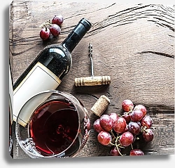 Постер Винный бокал, бутылка вина и виноград на деревянном фоне