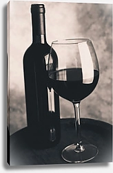 Постер Бокал красного вина. Чёрно-белое фото