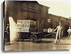 Постер Хайн Льюис (фото) Men in front of a Wells Fargo & Co Express depot with crates and milk cans, Springfiled, Missouri, 1916