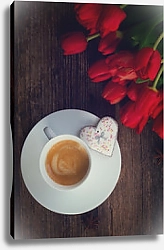 Постер Чашка кофе и свежие красные тюльпаны