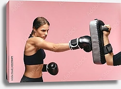 Постер Девушка боксер в перчатках на розовом фоне