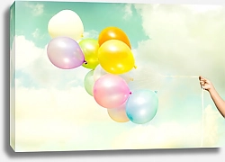 Постер Рука, держащая воздушные шары, на фоне неба