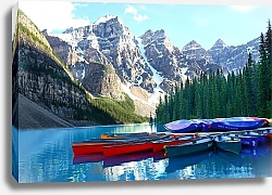Постер Разноцветные лодки на горном озере