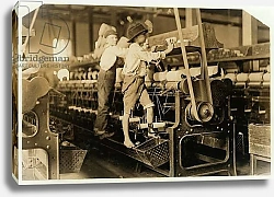 Постер Хайн Льюис (фото) Small boys climbing on spinning frame to mend broken threads and replace empty bobbins at Bibb Mill, Macon, Georgia, 1909