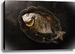 Постер Жареная рыбка на серебряной тарелке