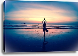 Постер Силуэт молодой женщины, практикующая йогу на пляже на закате