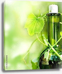 Постер Горлышко зеленой бутылки с виноградной лозой