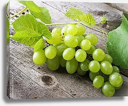 Постер Гроздь белого винограда на деревянном столе
