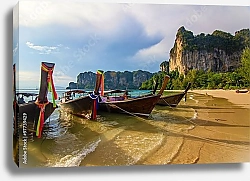 Постер Тайланд. Четыре лодки на солнечном пляже