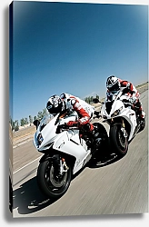 Постер Два мотоциклиста в гонке