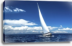 Постер Одинокая яхта в море при облачном небе