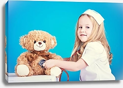 Постер Девочка-медсестра с коричневым плюшевым мишкой