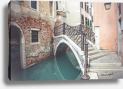 Постер Древняя венецианская улочка с мостом