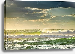 Постер Зелёные океанские волны на рассвете