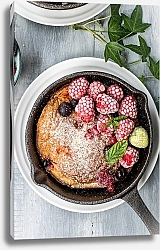 Постер Пирог с ягодами на сковороде
