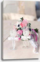 Постер Два бокала для новобрачных и свадебный букет