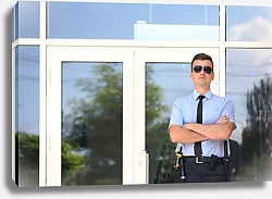 Постер Мужчина-охранник на открытом воздухе