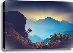 Постер Альпинист высоко в горах